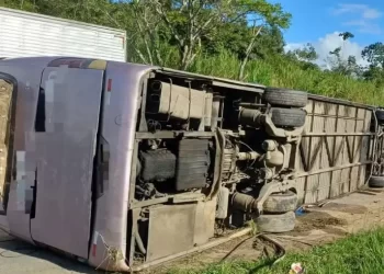 Ônibus com torcida organizada do Bahia tomba na BR-101 a caminho de Recife