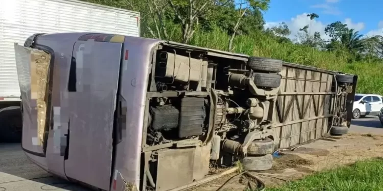 Ônibus com torcida organizada do Bahia tomba na BR-101 a caminho de Recife