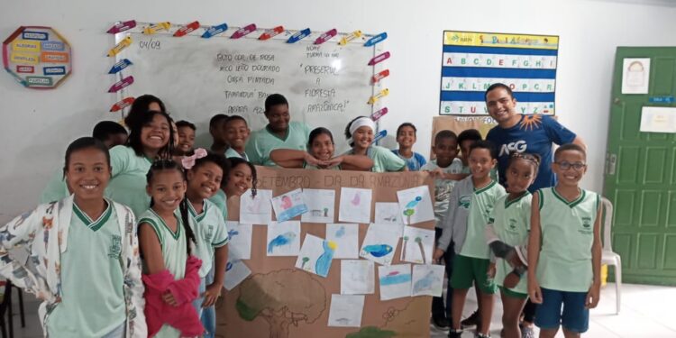 Crianças celebram Dia da Árvore com exposição artística