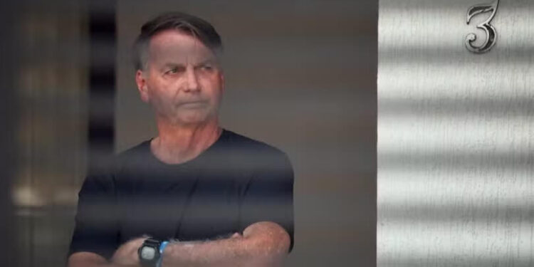 Bolsonaro não deve ir à abertura do julgamento da trama golpista, afirmam interlocutores do ex-presidente