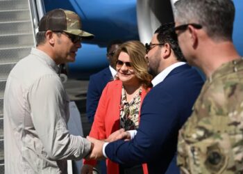 Secretário de Guerra dos EUA Visita Navio de Guerra no Caribe