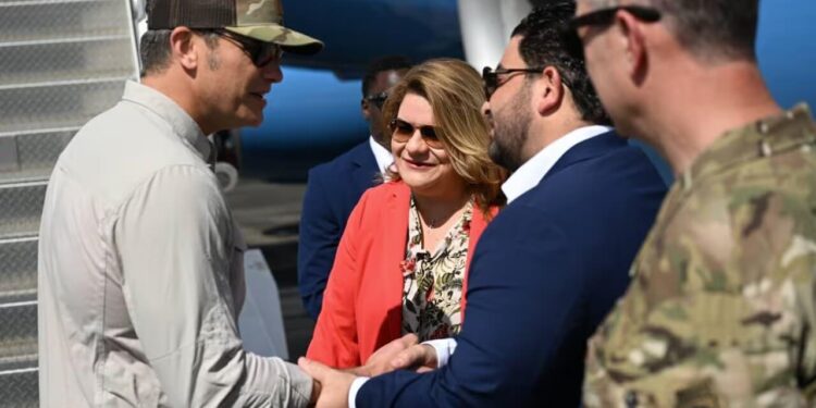 Secretário de Guerra dos EUA Visita Navio de Guerra no Caribe