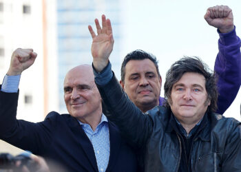 ARGENTINA – Milei tenta salvar as eleições e aceita a renúncia do candidato de seu partido acusado de supostas ligações com drogas