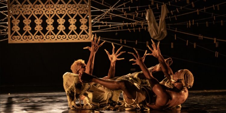 Temporada gratuita entre 21 e 30 de novembro do espetáculo DEMBWA no Teatro Gregório de Matos