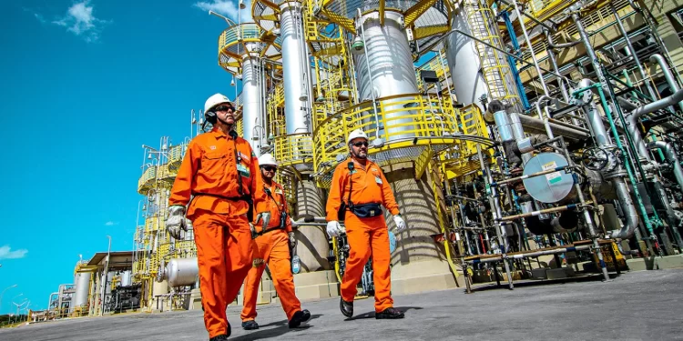 Trabalhadores da Petrobras anunciam greve a partir de segunda-feira