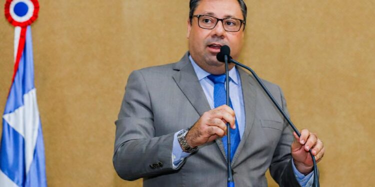 Penalva luta para modernizar o currículo das escolas estaduais