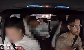 Motorista por aplicativo é agredido após expulsar passageiros do carro por prática de ato sexual; condutor trocou socos com um dos homens