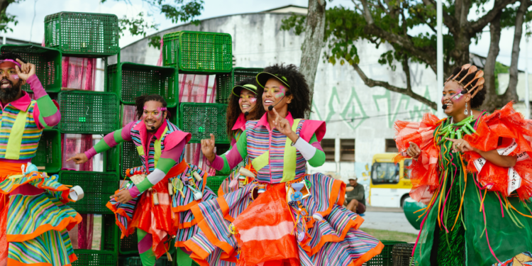 Praças São Brás e Campo Grande recebem o espetáculo “Fala, Ìbejì”