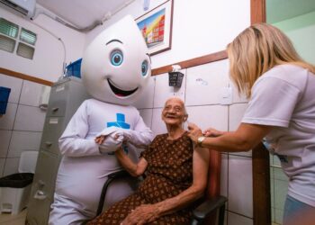 Salvador intensifica vacinação contra a gripe e ultrapassa 70 mil doses aplicadas em oito dia