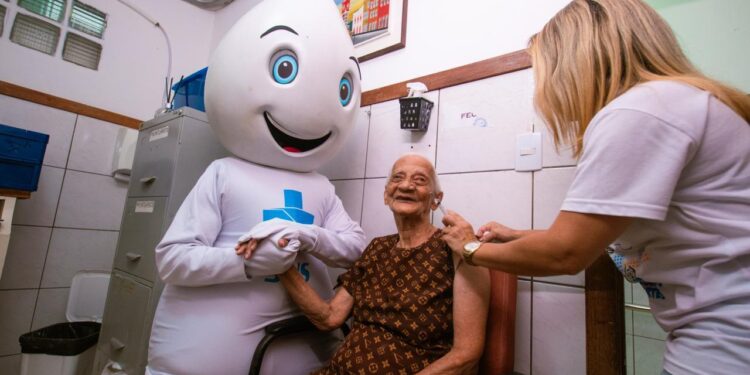Salvador intensifica vacinação contra a gripe e ultrapassa 70 mil doses aplicadas em oito dia