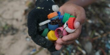 Projeto Mares mobiliza estudantes e comunidade em limpeza de praia e ação subaquática na Ilha de Itaparica