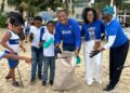 Projeto Mares mobiliza estudantes em limpeza de praia no Dia Mundial dos Oceanos