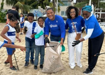 Projeto Mares mobiliza estudantes em limpeza de praia no Dia Mundial dos Oceanos
