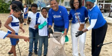 Projeto Mares mobiliza estudantes em limpeza de praia no Dia Mundial dos Oceanos