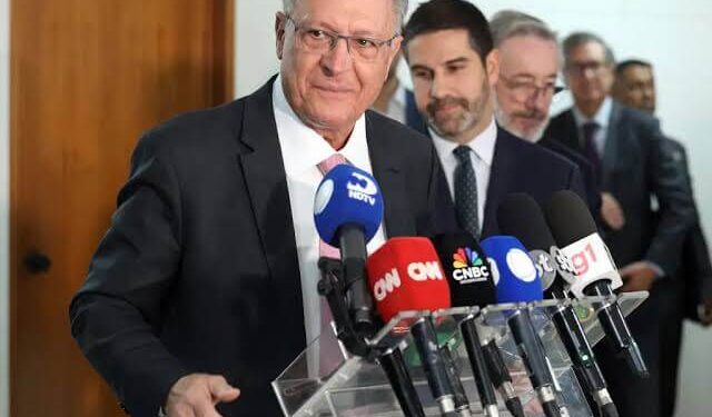 Alckmin anuncia ajuda a empresas afetadas por tarifas dos EUA e diz que reciprocidade será usada no “momento adequado”
