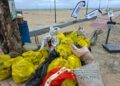 Projeto Mares recolhe 165 kg de resíduos em ação de limpeza de praia em Mar Grande