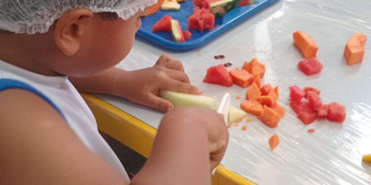 Ultraprocessados já são 30% das calorias de crianças de 2 a 5 anos; escolas de Salvador respondem com ações de alimentação saudável